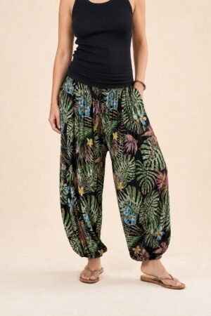 Pantalon Bohème Alluria imprimé tropical avec ceinture noire