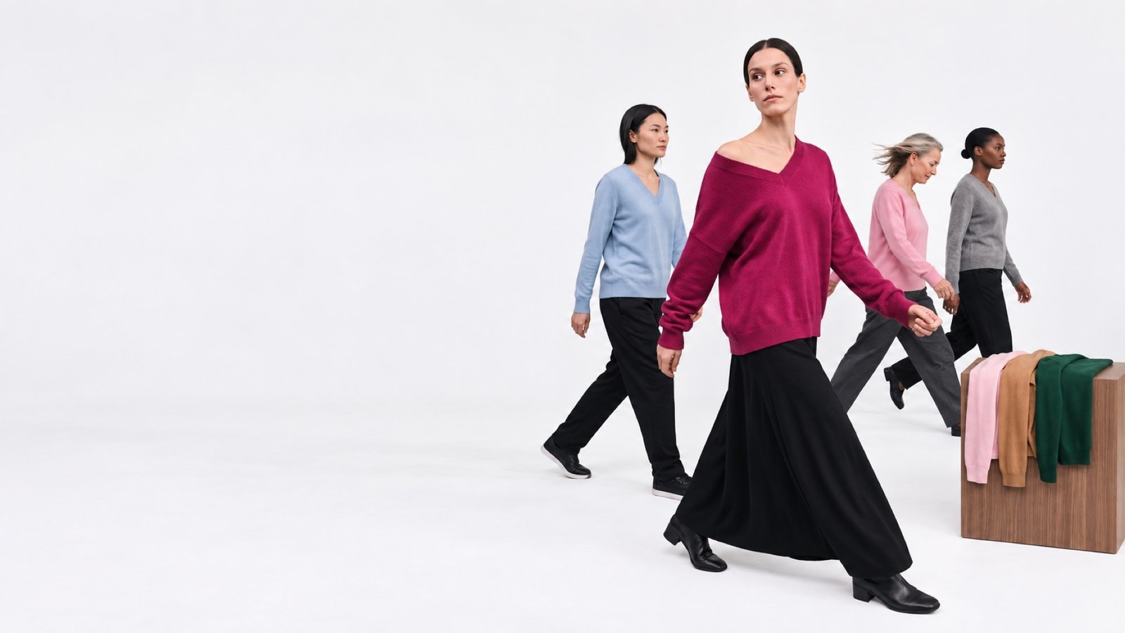 Femmes portant les pulls colorés La Belle Femme