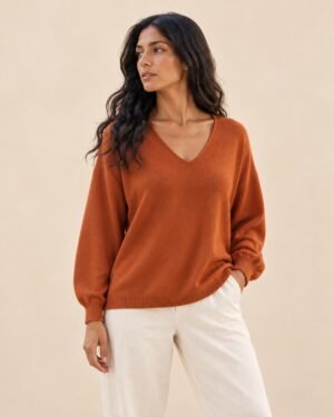 Pull léger col V porté – vue trois quarts