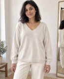 Pull Léger Col V — Blanc cassé porté