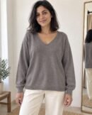 Pull Léger Col V — Taupe porté