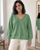 Pull Léger Col V — Vert sauge porté