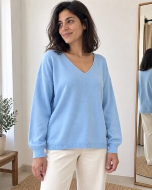 Pull Léger Col V bleu ciel porté — vue trois quarts