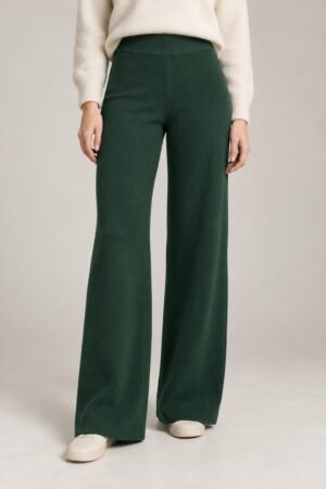 Pantalon en maille épaisse vert bouteille porté en studio, cadrage sans visage