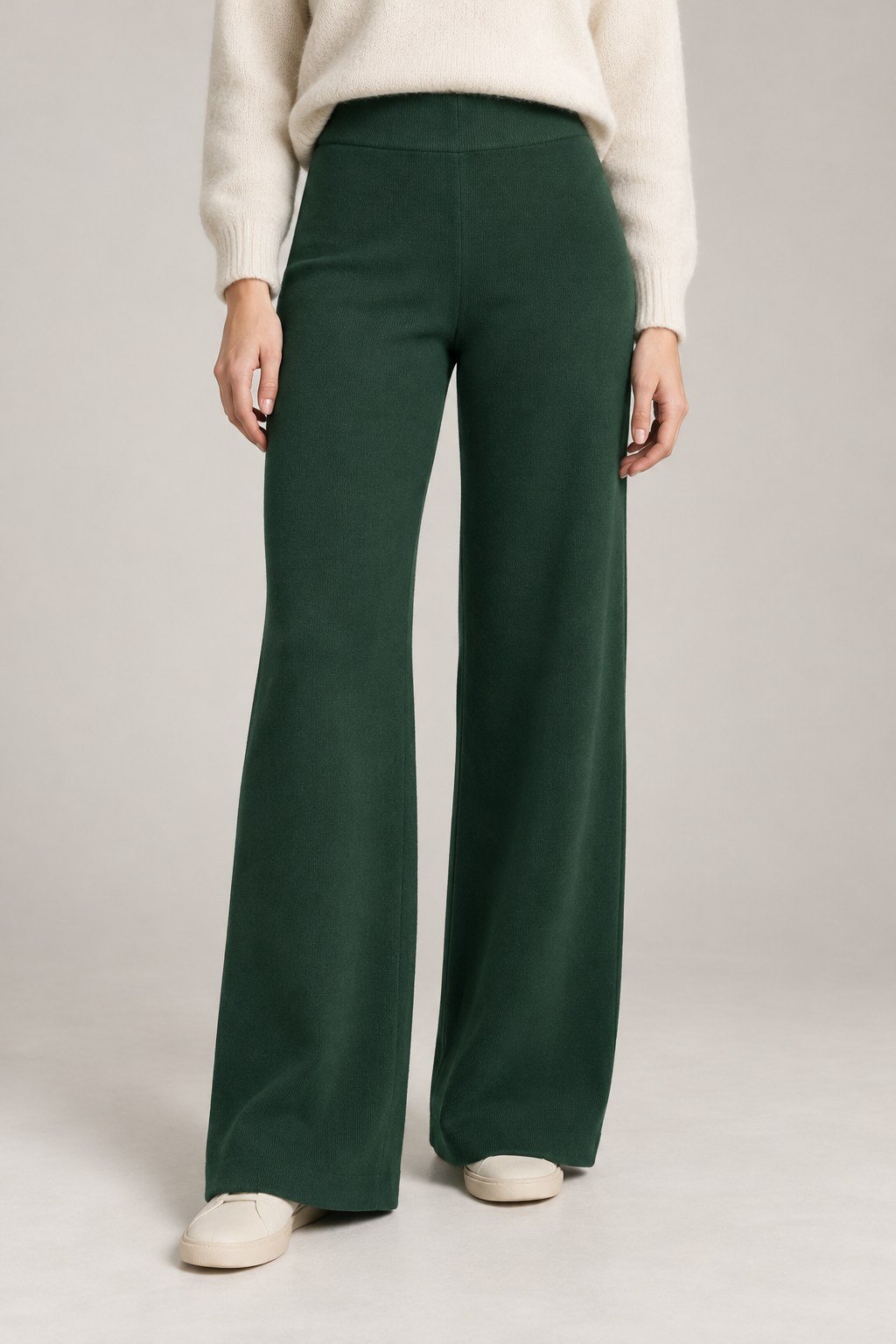 Pantalon en maille épaisse vert bouteille porté en studio, cadrage sans visage